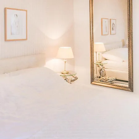 Stunning In With 2 Bedrooms And Internet *